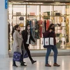 Người dân mua hàng tại trung tâm thương mại ở New York, Mỹ, ngày 10/3/2022. (Ảnh: THX/TTXVN) 