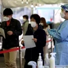 Người đã tiêm vaccine phòng COVID-19 đầy đủ ở cả trong và ngoài Hàn Quốc sẽ được miễn tự cách ly. (Ảnh: AFP/TTXVN) 