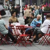Người dân thư giãn tại một quán ăn ngoài trời ở quảng trường Thời đại, New York (Mỹ) khi các quy định phòng dịch COVID-19 được nới lỏng, ngày 7/3/2022. (Ảnh: THX/TTXVN) 