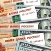 Đồng ruble của Nga (trái) và đồng USD. (Ảnh: Sputnik/TTXVN) 