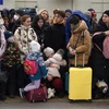 Người dân Ukraine chờ tàu để sơ tán khỏi thành phố miền Tây Lviv ngày 26/2/2022. (Ảnh: AFP/TTXVN) 