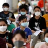 Học sinh chờ tiêm vaccine ngừa COVID-19 tại Phnom Penh, Campuchia. (Ảnh: AFP/TTXVN) 