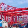 Hoạt động bốc xếp hàng hóa tại cảng ở tỉnh Sơn Đông, Trung Quốc. (Ảnh: THX/TTXVN) 
