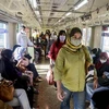 Người dân đeo khẩu trang phòng dịch COVID-19 trên tàu hỏa ở Bogor, Tây Java, Indonesia, ngày 14/3/2022. (Ảnh: THX/ TTXVN) 