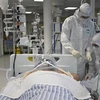 Nhân viên y tế điều trị cho bệnh nhân COVID-19 tại Rome, Italy ngày 30/12/2021. (Ảnh: AFP/TTXVN) 