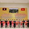 Đại biểu cắt băng khánh thành và bàn giao Trường Quân sự tỉnh Xaysomboun sử dụng nguồn vốn viện trợ không hoàn lại của Việt Nam cho Lào. (Ảnh: Phạm Kiên/TTXVN) 