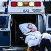Nhân viên y tế chuyển bệnh nhân COVID-19 tới bệnh viện tại Coral Gables, gần Miami, Mỹ. (Ảnh: AFP/TTXVN) 