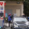 Bơm xăng cho phương tiện tại một trạm bán xăng ở Rome, Italy ngày 12/3/2022. (Ảnh: THX/TTXVN) 