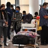Hành khách đeo khẩu trang phòng dịch COVID-19 tại sân bay ở Manila, Philippines. (Ảnh: AFP/TTXVN) 