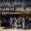 Người dân vào mua sắm tại một cửa hàng trên phố Kalverstraat, Amsterdam, Hà Lan. (Ảnh: AFP/TTXVN) 