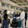 Nhân viên y tế kiểm tra thông tin hành khách nhập cảnh ở Sân bay quốc tế Incheon (Hàn Quốc). (Ảnh: Anh Nguyên/TTXVN) 