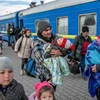 Người dân lên tàu hỏa để sơ tán tránh xung đột ở Odessa, Ukraine, ngày 9/3/2022. (Ảnh: AFP/TTXVN) 