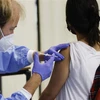 Nhân viên y tế tiêm vaccine phòng COVID-19 cho người dân tại Berlin, Đức. (Ảnh: AFP/TTXVN) 