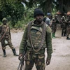 Binh sỹ Cộng hòa Dân chủ Congo tuần tra tại làng Manzalaho gần thị trấn Beni, sau một vụ tấn công. (Ảnh: AFP/TTXVN) 