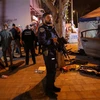 Lực lượng an ninh điều tra tại hiện trường vụ tấn công ở thành phố Hadera, miền Trung Israel ngày 27/3/2022. (Ảnh: AFP/TTXVN) 