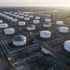 Các bể chứa dầu tại một cơ sở dự trữ ở Carson, bang California, Mỹ. (Ảnh: AFP/TTXVN) 