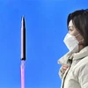 Hình ảnh về vụ phóng vật thể không xác định, dường như là tên lửa đạn đạo, của Triều Tiên, được phát trên truyền hình, tại nhà ga Seoul, Hàn Quốc ngày 24/3/2022. (Ảnh: AFP/TTXVN) 