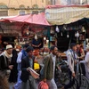 Người dân tại một khu chợ ở Sanaa, Yemen, ngày 2/4/2022. (Ảnh: AFP/TTXVN) 