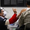 Nhân viên y tế tiêm vaccine phòng COVID-19 cho người dân tại Toronto, Canada, ngày 4/4/2022. (Ảnh: THX/TTXVN) 