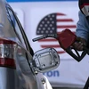 Bơm xăng cho phương tiện tại một trạm xăng ở Baja, Mexico. (Ảnh: AFP/TTXVN) 
