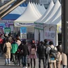 Người dân xếp hàng chờ xét nghiệm COVID-19 tại Seoul, Hàn Quốc, ngày 4/4/2022. (Ảnh: Yonhap/TTXVN) 