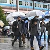 Người dân đeo khẩu trang phòng lây nhiễm COVID-19 tại Tokyo, Nhật Bản. (Ảnh: Kyodo/TTXVN) 