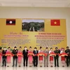 Đại biểu cắt băng khánh thành và bàn giao Trường Quân sự tỉnh Xaysomboun sử dụng nguồn vốn viện trợ không hoàn lại của Việt Nam cho Lào. (Ảnh: Phạm Kiên/TTXVN) 