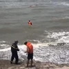 ​Cứu vớt 4 du khách bị đuối nước ở Bà Rịa-Vũng Tàu. (Nguồn: tintuconline.com.vn) 