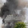 Căn biệt thự bốc cháy dữ dội tại khu đô thị Cẩm Bình thành phố Cẩm Phả, tỉnh Quảng Ninh. (Ảnh: TTXVN phát) 