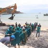 Tổ chức trục vớt phương tiện hành nghề của người dân Nhơn Lý lên bờ. (Ảnh minh họa: Phạm Kha/TTXVN) 