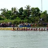 Đông đảo du khách cổ vũ cho các đội đua thi đấu tại Giải đua thuyền thành phố Tam Kỳ. (Ảnh: Trịnh Bang Nhiệm/TTXVN) 