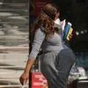 Phụ nữ mang thai đeo khẩu trang phòng dịch COVID-19. (Ảnh: AFP/TTXVN) 