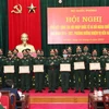 Thượng tướng Hoàng Xuân Chiến, Thứ trưởng Bộ Quốc phòng, trao Bằng khen của Bộ trưởng Bộ Quốc phòng cho các đơn vị. (Ảnh: TTXVN phát) 