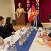Đại sứ Việt Nam tại Pháp Đinh Toàn Thắng trao đổi với sinh viên Học viện chính trị Paris (Sciences Po). (Ảnh: Nguyễn Thu Hà/TTXVN) 