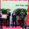 Thủ tướng Phạm Minh Chính trao Huân chương Lao động hạng Nhất của Chủ tịch nước tặng Đảng bộ, chính quyền và nhân dân tỉnh Ninh Thuận. (Ảnh: Dương Giang/TTXVN) 