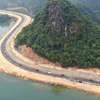 Tuyến đường bao biển nối Hạ Long với Cẩm Phả. (Nguồn: baogiaothong.vn) 