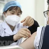Nhân viên y tế tiêm vaccine phòng COVID-19 cho học sinh lớp 6 tại điểm tiêm chủng trường THCS Lê Ngọc Hân, quận Hai Bà Trưng, Hà Nội, vào sáng 17/4. (Ảnh: Minh Quyết/TTXVN) 