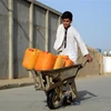 Một em nhỏ chở nước sinh hoạt lấy từ vòi công cộng ở thành phố Kandahar, Afghanistan ngày 22/3/2022. (Ảnh: THX/TTXVN) 