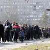 Người dân Ukraine chờ nhận hàng cứu trợ tại thành phố Mariupol ngày 23/3/2022. (Ảnh: THX/TTXVN) 