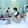 Cán bộ y tế Cơ sở cai nghiện ma túy tỉnh Lạng Sơn chăm sóc sức khỏe cho các học viên. (Ảnh: Anh Tuấn/TTXVN) 