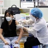Nhân viên y tế tiêm vaccine COVID-19 cho trẻ em ở Sơn La. (Ảnh: Hữu Quyết/TTXVN) 