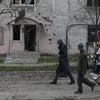 Người dân Ukraine sơ tán khỏi thành phố Mariupol ngày 18/4/2022. (Ảnh: THX/TTXVN) 