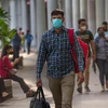 Người dân đeo khẩu trang phòng dịch COVID-19 tại New Delhi, Ấn Độ ngày 22/4/2022. (Ảnh: THX/TTXVN) 