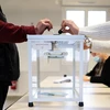 Cử tri bỏ phiếu trong vòng hai cuộc bầu cử Tổng thống Pháp tại Lavau-sur-Loire ngày 24/4/2022. (Ảnh: AFP/TTXVN) 