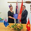 Đại sứ Việt Nam tại New Zealand Nguyễn Văn Trung và Cao ủy Quần đảo Cook tại New Zealand Elizabeth Wright-Koteka ký Thông cáo chung. (Ảnh: TTXVN phát) 