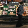Người dân mua hàng tại một siêu thị ở Frankfurt, Đức ngày 7/4/2022. (Ảnh: THX/TTXVN) 