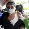 Nhân viên y tế tiêm vaccine ngừa COVID-19 cho người dân ở Bandung, West Java, Indonesia, ngày 24/2/2022. (Ảnh: THX/TTXVN) 