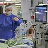 Nhân viên y tế điều trị cho bệnh nhân COVID-19 tại bệnh viện ở Petah Tikva, Israel ngày 1/2/2022. (Ảnh: AFP/TTXVN) 