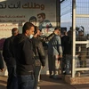 Người lao động Palestine chờ qua cửa khẩu Erez vào Israel ngày 23/2/2022. (Ảnh: AFP/TTXVN) 
