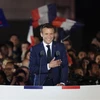 Tổng thống Pháp đương nhiệm Emmanuel Macron trong cuộc gặp những người ủng hộ, sau khi giành chiến thắng trong cuộc bầu cử Tổng thống vòng 2, tại Paris, tối 24/4. (Ảnh: AFP/TTXVN) 